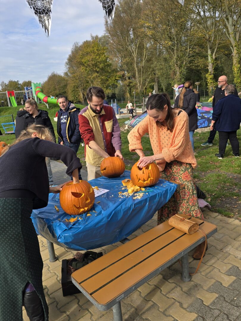 pompoen uithollen 2025 speeltuin zwanenburg (17) pompoen uithollen 2025 speeltuin zwanenburg (17)