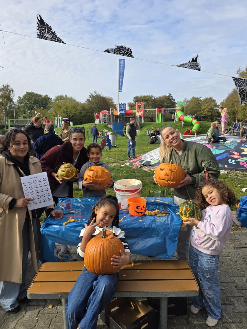 pompoen uithollen 2025 speeltuin zwanenburg (18) pompoen uithollen 2025 speeltuin zwanenburg (18)