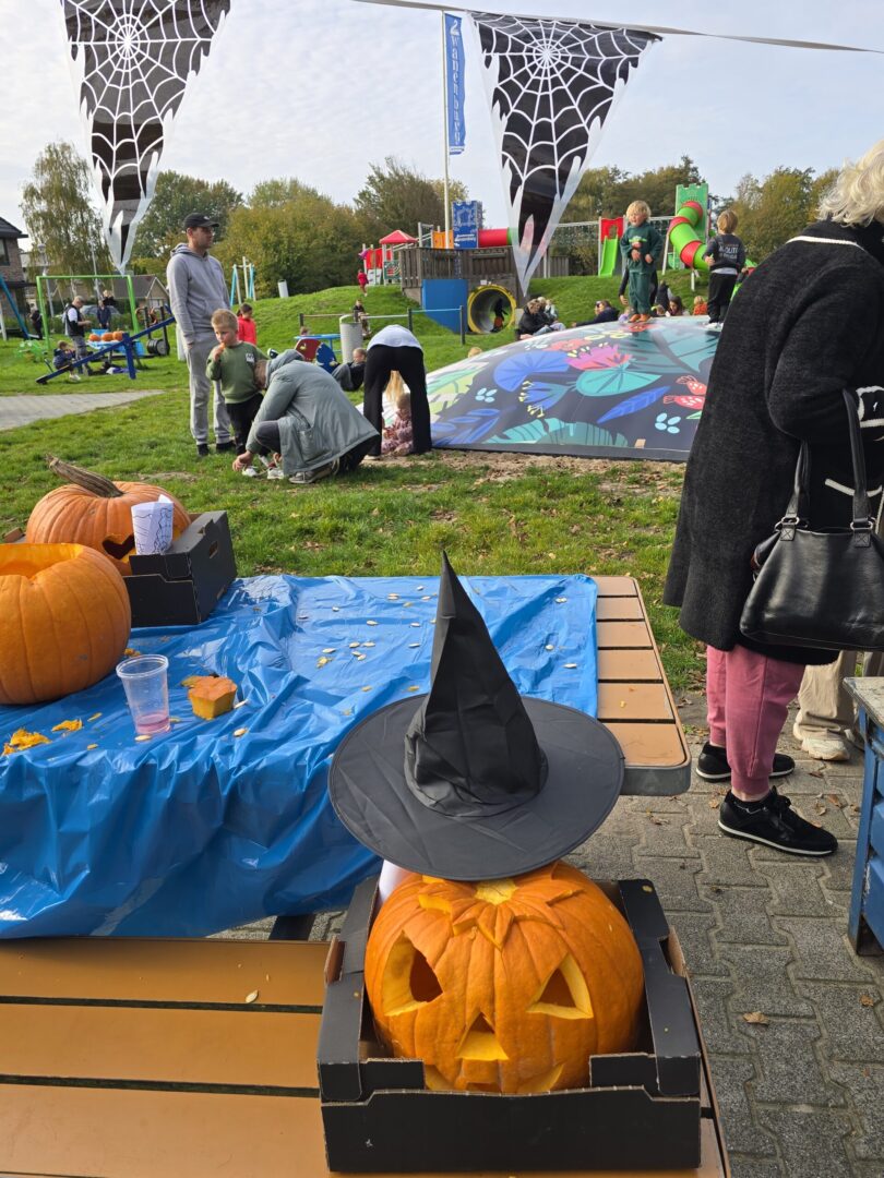 pompoen uithollen 2025 speeltuin zwanenburg (5) pompoen uithollen 2025 speeltuin zwanenburg (5)