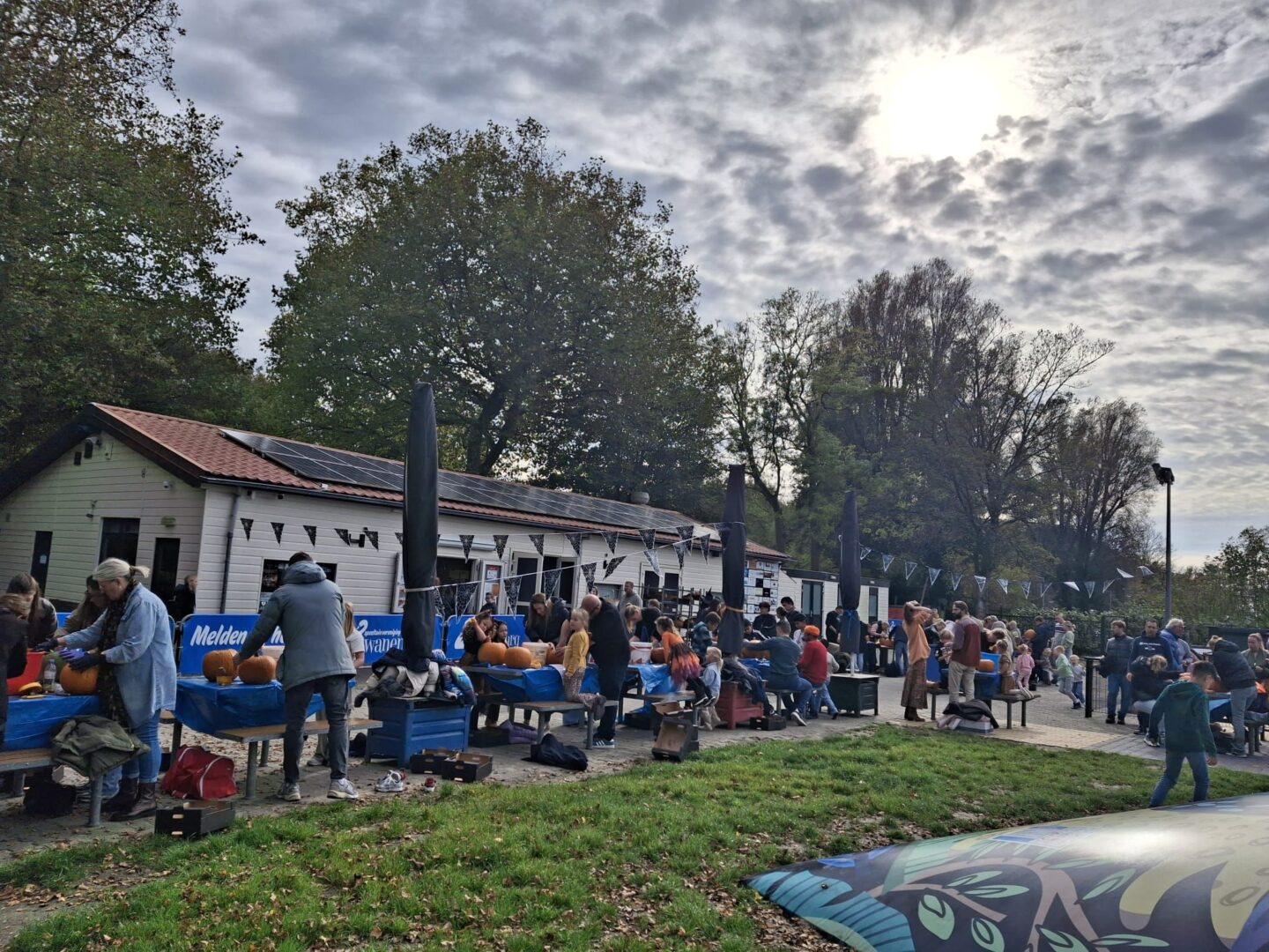 pompoen uithollen 2025 speeltuin zwanenburg (8) pompoen uithollen 2025 speeltuin zwanenburg (8)